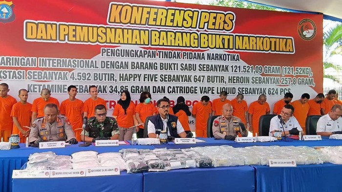 Polda Riau mengungkap 42,4 kilogram sabu bertepatan di HUT RI ke-80.