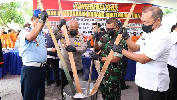 Polda Riau Musnahkan Sabu