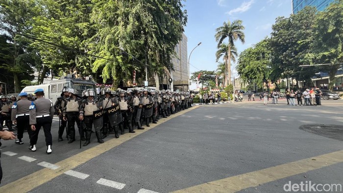 Polisi berjaga di Jalan Imam Bonjol Medan (Kartika/detikcom)