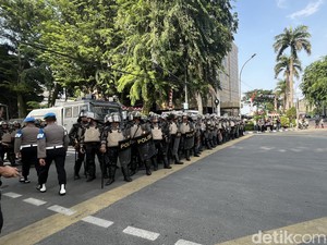 Polisi Bubarkan Massa Aksi Tolak Tunjangan Mewah DPR di DPRD Sumut