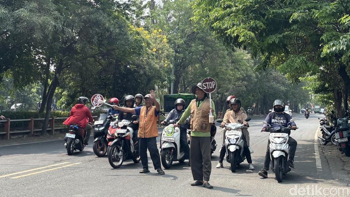 Polisi cepek tengah mengatur lalu lintas di Jalan Ngagel, Surabaya