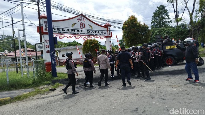 Polisi mengamankan situasi saar simpatisan terdakwa makar di Sorong rusuh.