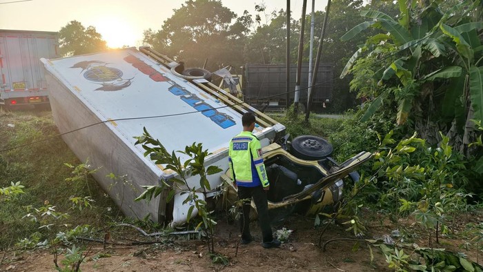 Polisi saat berada di TKP kecelakaan truk di Mesuji.