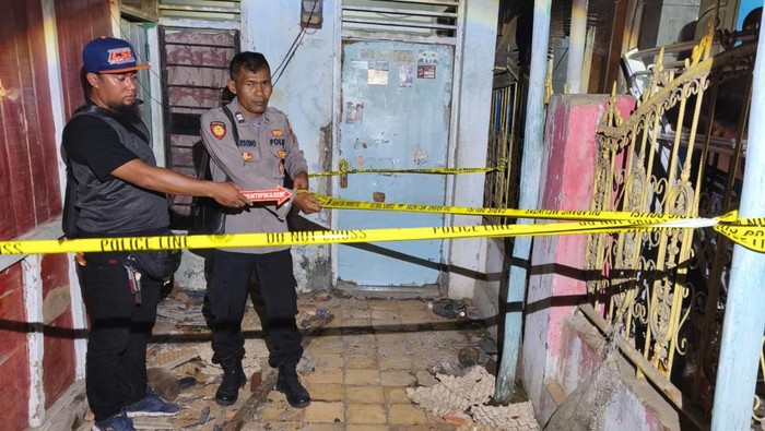 Polisi saat lakukan olah TKP di rumah terduga penculikan di Susukan, Cirebon