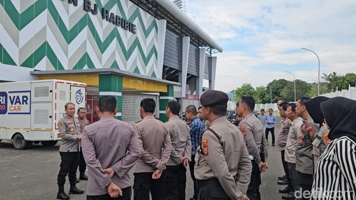 Polres Parepare saat meninjau Stadion BJ Habibie jelang laga PSM Vs Persebaya.