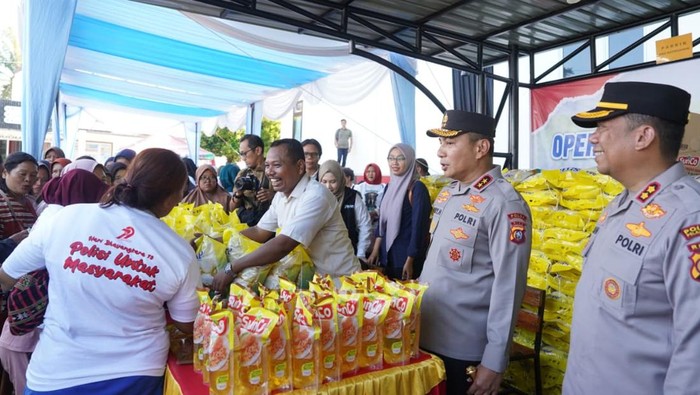 Polres Pelalawan menggelar gerakan pangan murah dan menghadirkan 7 ton beras murah.
