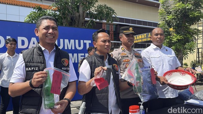 Polrestabes Medan saat merilis kasus pembunuhan wanita berinisial L. (Finta Rahyuni/detikSumut)