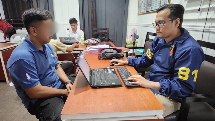 Polsii melakukan pemeriksaan terhadap tersangka Siswandi