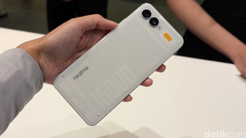 Ponsel konsep Realme 15.000 mAh