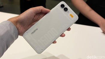 Ponsel ini dibalut warna putih dengan pola garis-garis dan tulisan ‘15.000 mAh’ yang cukup besar di bagian belakangnya. Foto: Virgina Maulita Putri/detikINET