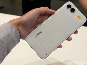 Wujud HP Unik Realme, Punya Baterai 15.000 mAh dan Pendingin AC