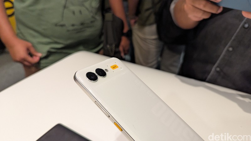 Ponsel konsep Realme 15.000 mAh