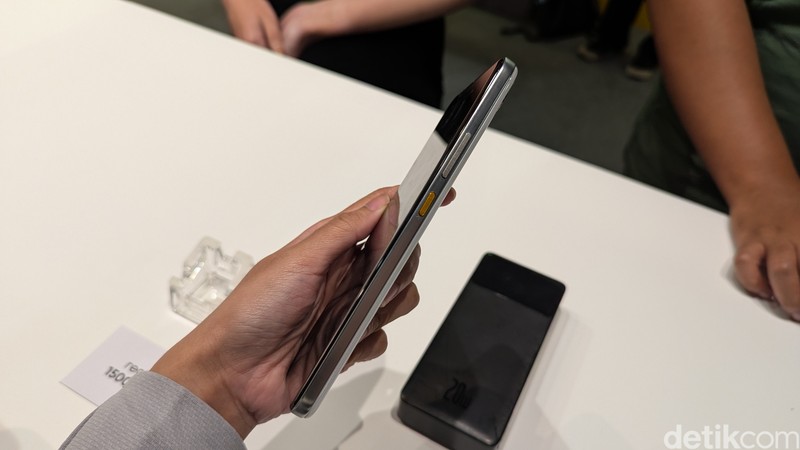 Ponsel konsep Realme 15.000 mAh