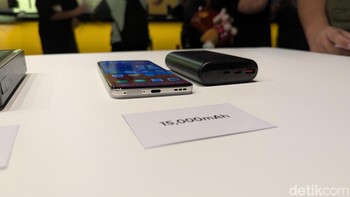 Ponsel ini memiliki ketebalan 8,89mm, lebih tipis dibandingkan power bank dengan kapasitas yang sama. Foto: Virgina Maulita Putri/detikINET