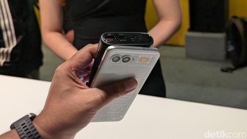 Membandingkan ketebalan Realme 15.000 mAh dengan power bank 15.000 mAh dari sisi lain. Foto: Virgina Maulita Putri/detikINET