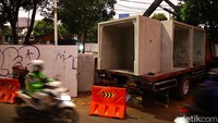 Beton gorong-gorong terlihat di pinggri jalan. Beragam solusi ditawarkan seperti penutupan exit tol Cipete, rencana pembangunan underpass dan simpang susun hingga wacana penerapan ganjil-genap.