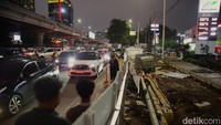 Kemacetan semakin parah pada jam sibuk atau pulang kerja.