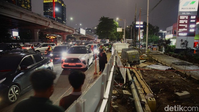 Potret Kemacetan Jalan TB Simatupang Jaksel, Pulang Kerja Makin Sengsara Kendaraan bermotor terjebak kemacetan lalu lintas di ruas Jalan TB Simatupang, Cilandak, Jakarta, Rabu (27/8/2025) akibat beberapa ruas jalan menyempit terdampak proyek perbaikan saluran hingga trotoar.