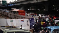 Kendaraan bermotor terjebak kemacetan lalu lintas di ruas Jalan TB Simatupang, Cilandak, Jakarta Selatan, Rabu (27/8/2025).
