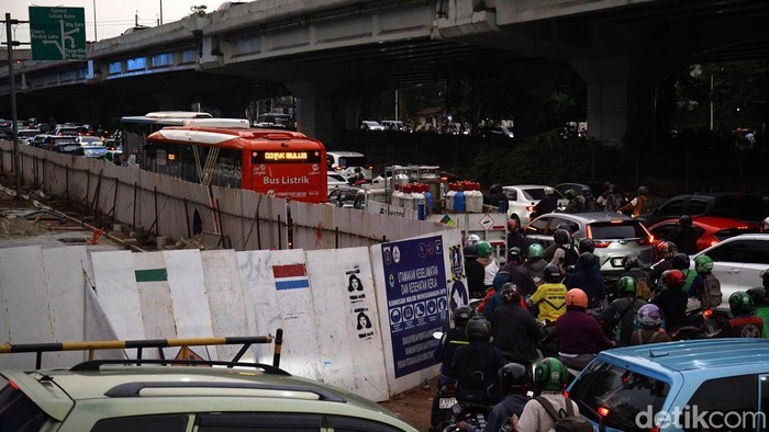 Kendaraan bermotor terjebak kemacetan lalu lintas di ruas Jalan TB Simatupang, Cilandak, Jakarta, Rabu (27/8/2025) akibat beberapa ruas jalan menyempit terdampak proyek perbaikan saluran hingga trotoar.