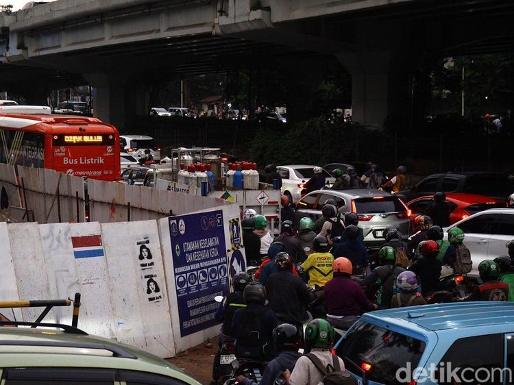 Potret Kemacetan Jalan TB Simatupang Jaksel, Pulang Kerja Makin Sengsara