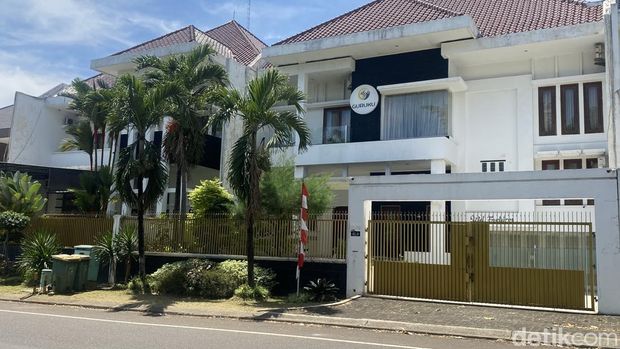 Potret rumah mewah Dwi Hartono, tersangka otak penculikan Kacab Bank di Jakarta, Ilham Pradipta. Saat didatangi, Rabu (27/8/2025), rumah tersebut tampak sepi.