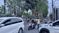 Setelah kebijakan memberantas parkir liar, Pemkot Surabaya bakal menertibkan polisi cepek, pak ogah, atau sukarelawan pengatur lalu lintas (Supeltas).