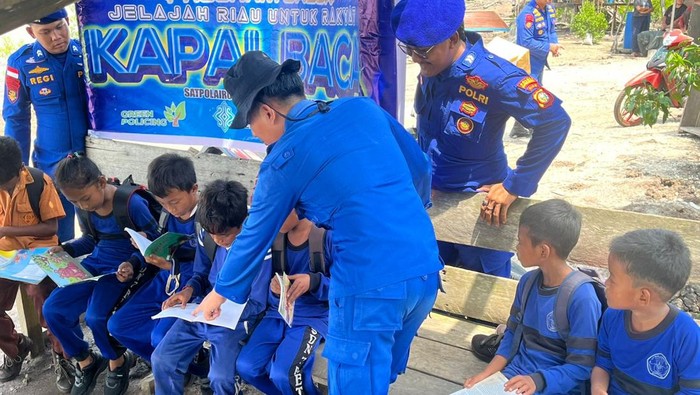 Program Jalur Polda Riau menghadirkan kapal baca hingga klinik apung di desa pesisir Kepulauan Meranti.