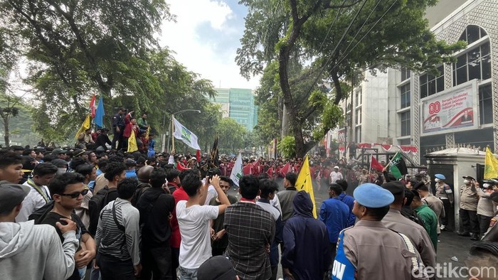 Ratusan mahasiswa berunjuk rasa di depan Gedung DPRD Sumut. (Kartika Sari/detikSumut)