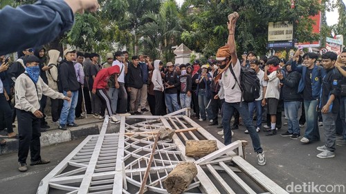 Ratusan mahasiswa menggelar aksi demo di gedung DPRD Nusa Tenggara Barat (NTB), Rabu (27/8/2025). (Foto: Ahmad Viqi/detikBali)