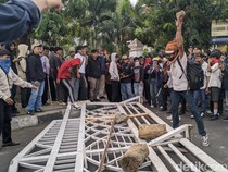 Demo di DPRD NTB Ricuh, Mahasiswa Bakar Keranda hingga Rusak Gerbang Selatan