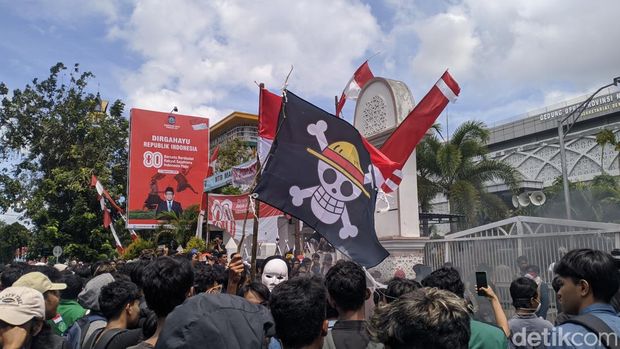 Ratusan mahasiswa menggelar aksi demo di gedung DPRD Nusa Tenggara Barat (NTB), Rabu (27/8/2025). (Foto: Ahmad Viqi/detikBali)