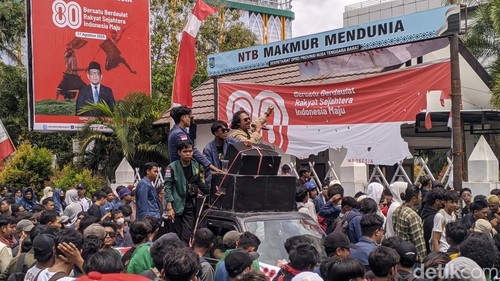 Ratusan mahasiswa menggelar aksi demo di gedung DPRD Nusa Tenggara Barat (NTB), Rabu (27/8/2025). (Foto: Ahmad Viqi/detikBali)