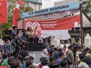 Dosen Unram Demo Bareng Mahasiswa, Desak Pemerintah Evaluasi Program MBG