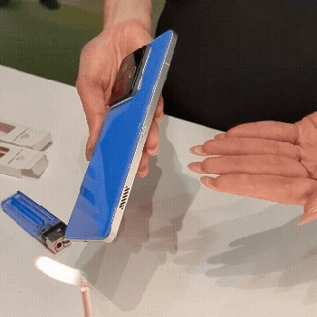 Setelah diaktifkan, akan terasa ada angin yang keluar dari kisi-kisi yang ditempatkan di sisi kanan dan kiri ponsel. Angin ini bahkan dapat dipakai untuk meniup lilin. Foto: Virgina Maulita Putri/detikINET