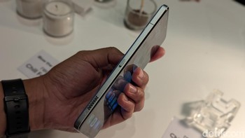 Sistem pendingin ini harus diaktifkan secara manual dengan menekan tombol yang ada di sisi kiri ponsel. Foto: Virgina Maulita Putri/detikINET