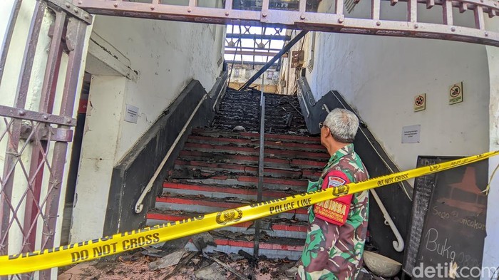 Kondisi Resto Sego Bancakan di kota lama Semarang kebakaran.