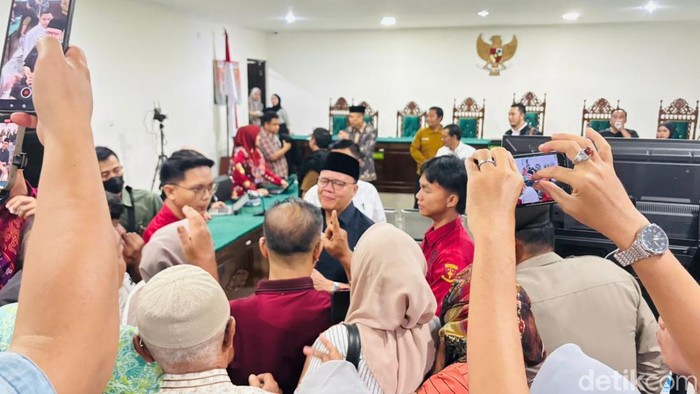 Rohidin Mersyah saat di persidangan.