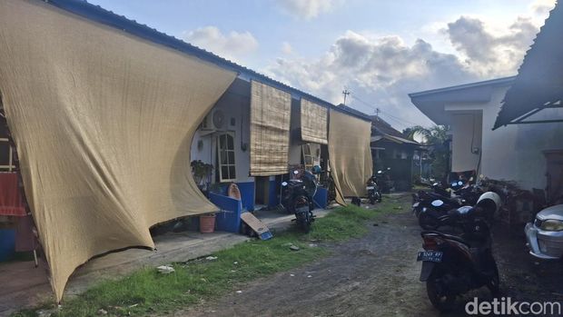 Sejumlah rumah kontrakan di Jalan Letda Reta, Dangin Puri Kelod, Denpasar, yang secara swadaya membuat lubang biopori.