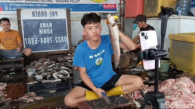 Salah satu pegawai di agen ikan saat live medsos.