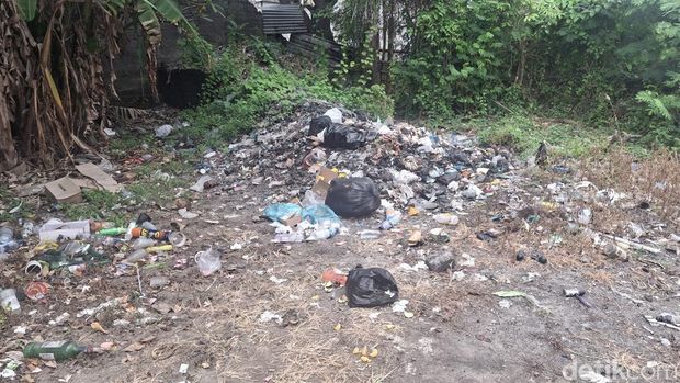 Sampah-sampah yang dibakar di kos-kosan Gema.