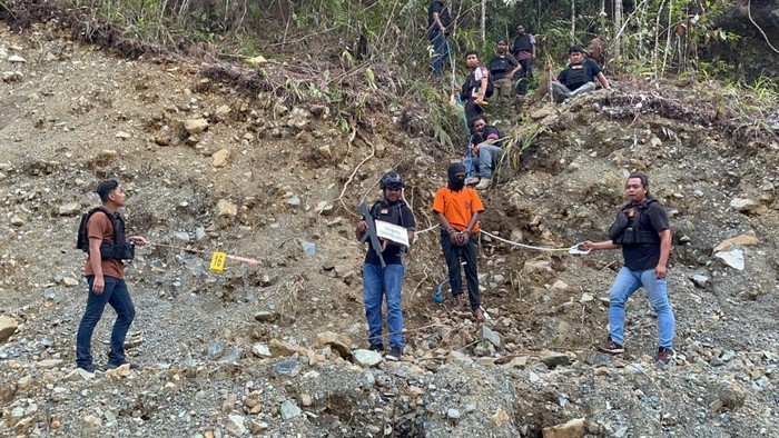 Satgas Operasi Damai Cartenz menggelar rekonstruksi kasus KKB menembak 2 anggota Brimob hingga gugur di Nabire.