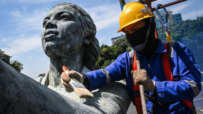 Sejak Tahun 1963 Berdiri, Tugu Tani Kini Jalani Konservasi Pekerja melakukan perawatan patung Tugu Tani di Jakarta, Rabu (27/8/2025). Pemerintah Provinsi DKI Jakarta melalui Pusat Konservasi Cagar Budaya melakukan konservasi guna merawat dan melestarikan monumen-monumen bersejarah seperti Tugu Tani atau patung Pahlawan yang diresmikan oleh Presiden Sukarno pada 1963 tersebut. ANTARA FOTO/Sulthony Hasanuddin
