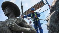 Tugu Tani, yang menggambarkan semangat perjuangan rakyat Indonesia melawan penjajah, tidak hanya menjadi penanda sejarah, tetapi juga simbol perjuangan bangsa yang perlu diwariskan kepada generasi mendatang. Dengan adanya konservasi rutin, diharapkan monumen ini tetap lestari dan dapat terus menjadi saksi perjalanan sejarah Indonesia. ANTARA FOTO/Sulthony Hasanuddin