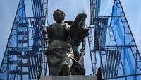 Pemerintah Provinsi DKI Jakarta melalui Pusat Konservasi Cagar Budaya menegaskan bahwa upaya konservasi ini penting dilakukan untuk menjaga kelestarian monumen bersejarah. Perawatan meliputi pembersihan, perbaikan detail patung, serta pengecekan struktur agar tetap kokoh dan terawat. ANTARA FOTO/Sulthony Hasanuddin