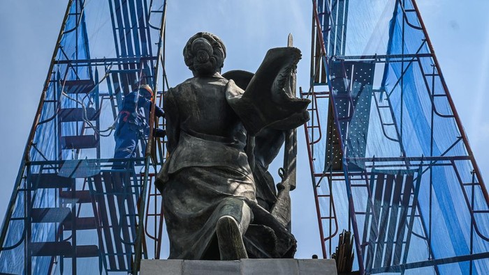 Sejak Tahun 1963 Berdiri, Tugu Tani Kini Jalani Konservasi Pekerja melakukan perawatan patung Tugu Tani di Jakarta, Rabu (27/8/2025). Pemerintah Provinsi DKI Jakarta melalui Pusat Konservasi Cagar Budaya melakukan konservasi guna merawat dan melestarikan monumen-monumen bersejarah seperti Tugu Tani atau patung Pahlawan yang diresmikan oleh Presiden Sukarno pada 1963 tersebut. ANTARA FOTO/Sulthony Hasanuddin