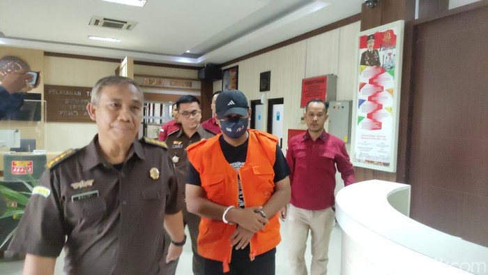Sekda Klaten Jajang Prihono tersangka korupsi pengelolaan Plaza Klaten jadi tahanan Kejati Jateng, Semarang, Rabu (27/8/2025).