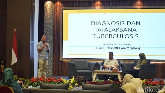 Seminar kesehatan skrining TBC di Lamongan.