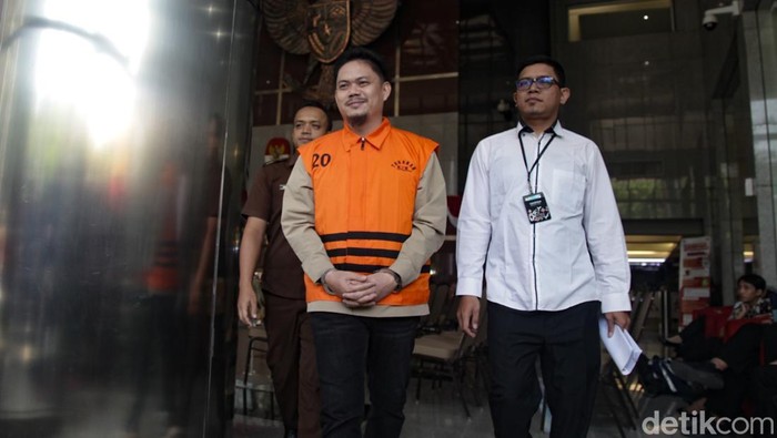 Senyum Bupati Nonaktif Koltim Usai Diperiksa KPK Bupati nonaktif Kolaka Timur (Koltim) Abdul Aziz diperiksa KPK sebagai tersangka kasus korupsi RSUD. Aziz tersenyum sesaat sebelum masuk ke mobil tahanan.