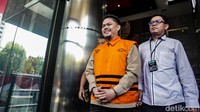 Abdul Aziz menjalani pemeriksaan terkait kasus dugaan korupsi Dana Alokasi Khusus (DAK) pembangunan RSUD Kabupaten Kolaka Timur, Sulawesi Tenggara.